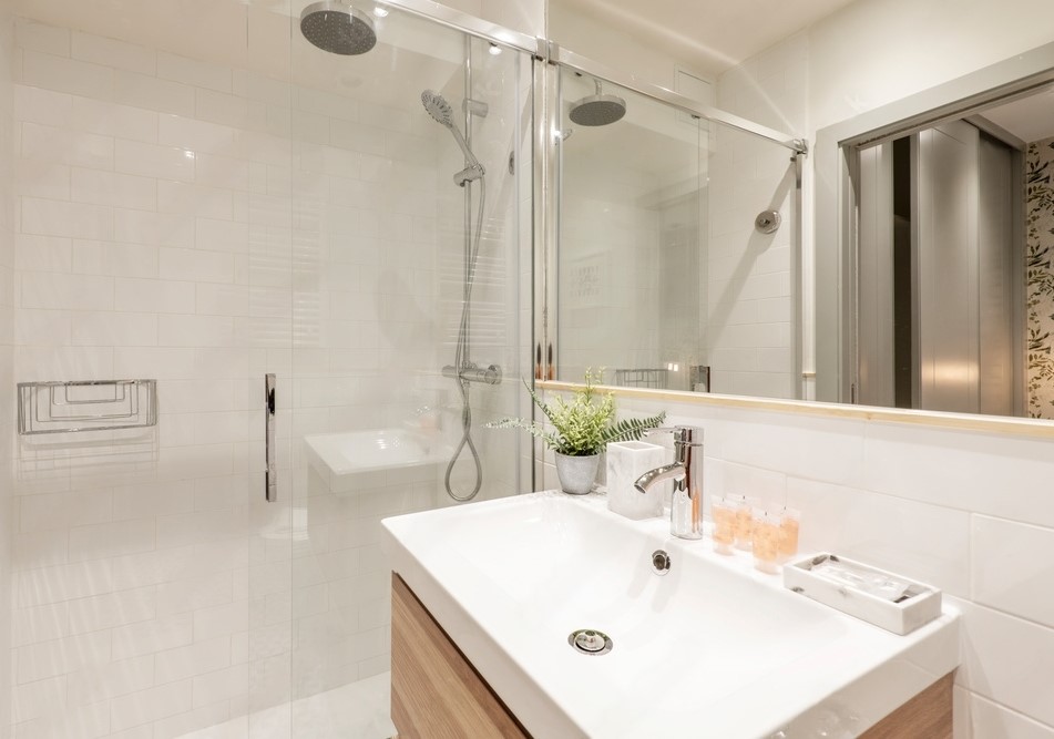 Bathroom with porcelain washbasin